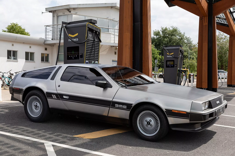 Легендарный DeLorean DMC-12 получил «спортивные характеристики, которых всегда заслуживала его футуристическая форма». Желающие могут электрифицировать свою машину