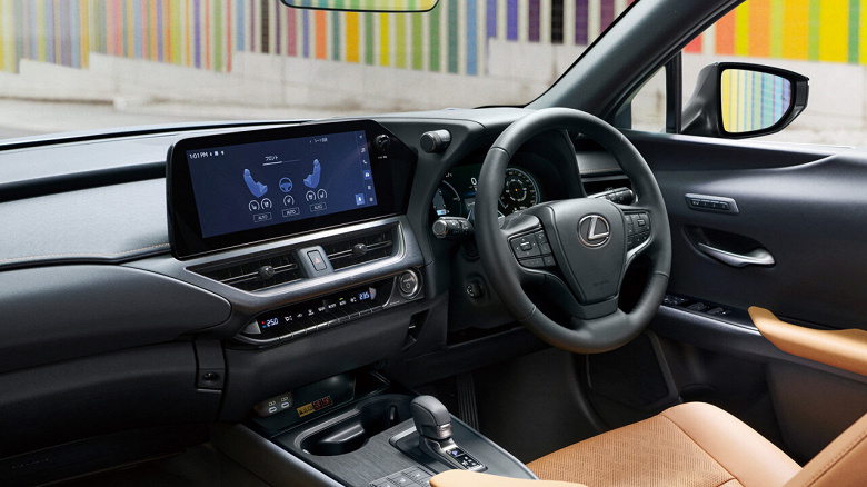 По-прежнему люксовые, но не особо мощные. Представлены Lexus UX300h и UX300e