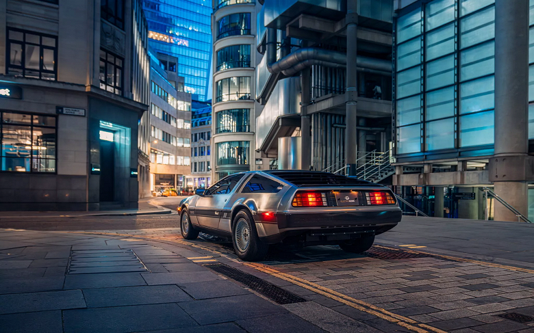 Легендарный DeLorean DMC-12 получил «спортивные характеристики, которых всегда заслуживала его футуристическая форма». Желающие могут электрифицировать свою машину