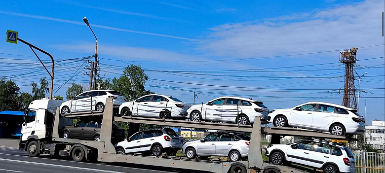 «С конвейера машины сходят регулярно». АвтоВАЗ не прекращал выпускать Lada Vesta в топовых комплектациях