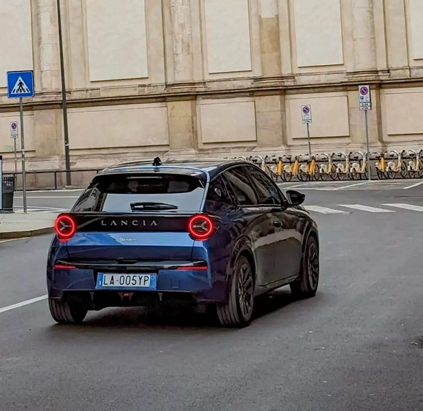 Первое обновление за 13 лет. Совершенно новый Lancia Ypsilon показали во всей красе