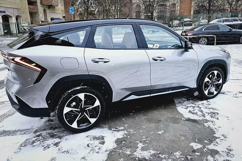 В Россию приехал новейший кроссовер Geely Galaxy L7 на платформе Volvo: 310 л.с., три экрана в салоне и цена как у Geely Tugella