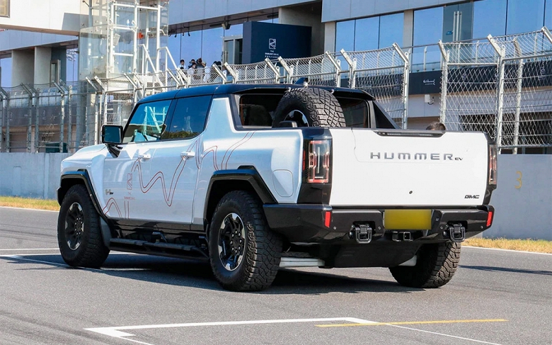 1014-сильный Hummer EV в России подешевел на 13 млн рублей