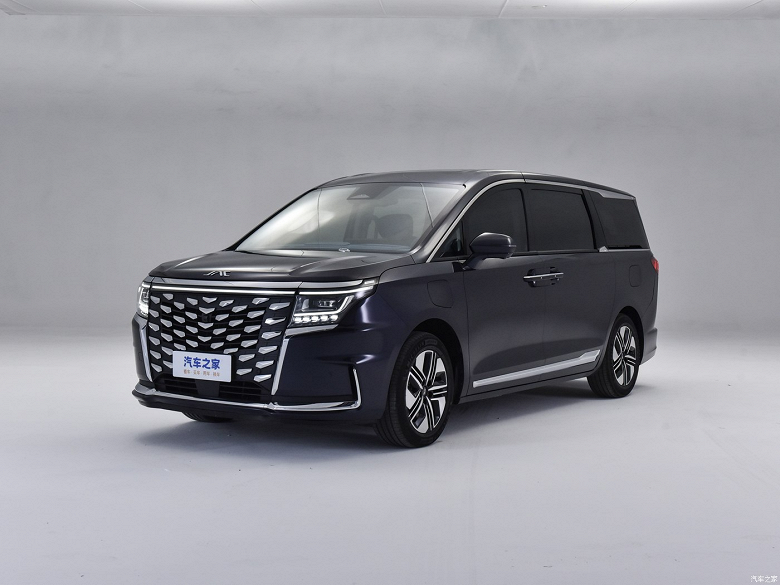 Дешёвый, современный и мощный конкурент Toyota Alphard с запасом хода 1200 км и Harmony 4.0, который появится в России — продажи JAC Refine RF8 стартуют в Китае 31 января