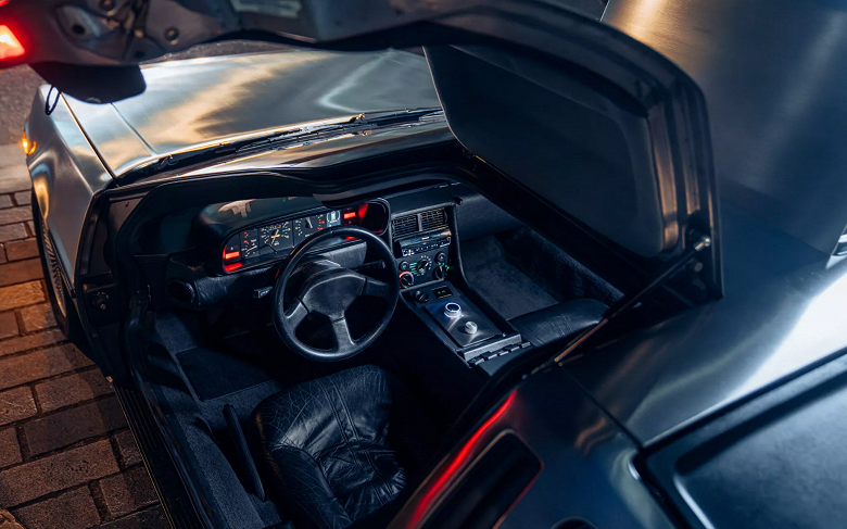 Легендарный DeLorean DMC-12 получил «спортивные характеристики, которых всегда заслуживала его футуристическая форма». Желающие могут электрифицировать свою машину