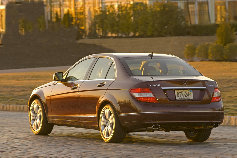 Владельцу старого Mercedes-Benz C-Class 2008, который стоит менее $10 000, выставили счёт на $20 000