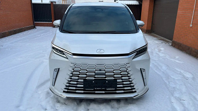 Люксовая версия новейшей Toyota Alphard приехала в Россию. В продаже появился минивэн Lexus LM второго поколения, все машины полноприводные