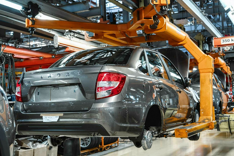 АвтоВАЗ просит власти помочь сдержать цены на Lada Granta