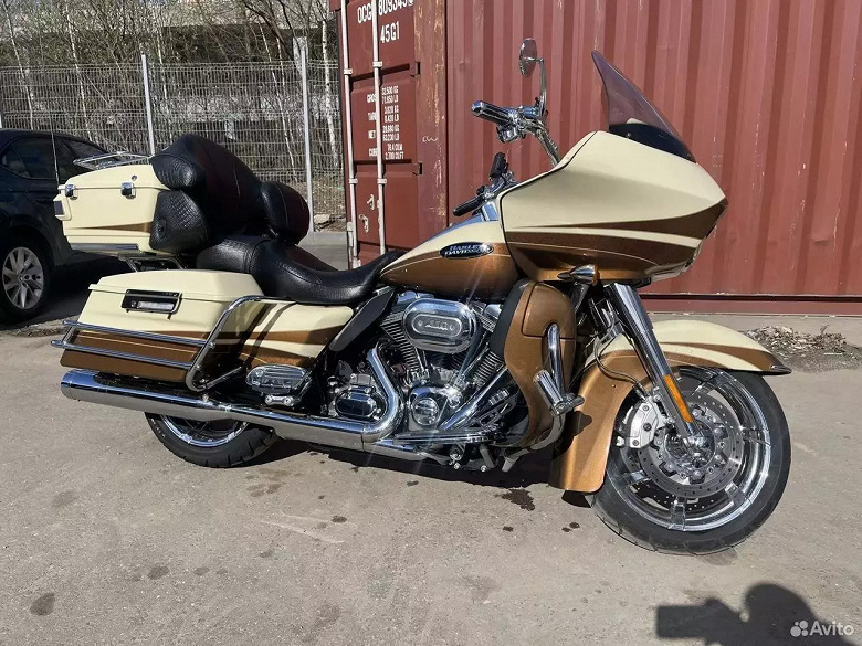 В России выставили на продажу несколько эксклюзивных мотоциклов: Harley-Davidson CVO Street Glide за 5,1 млн рублей, Brabus 1300 R — за 5,5 млн рублей