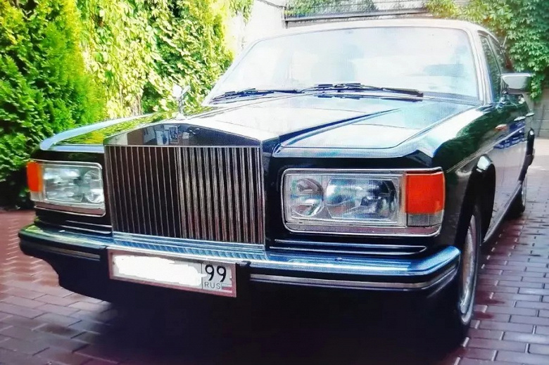 Это самый первый Rolls-Royce, официально ввезенный в Россию. Машину из 1993 года продают за 21,3 млн рублей