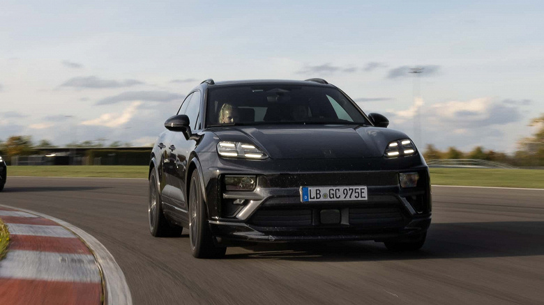 Это новейший Porsche Macan. Он получит один из самых больших проекционных дисплеев на рынке