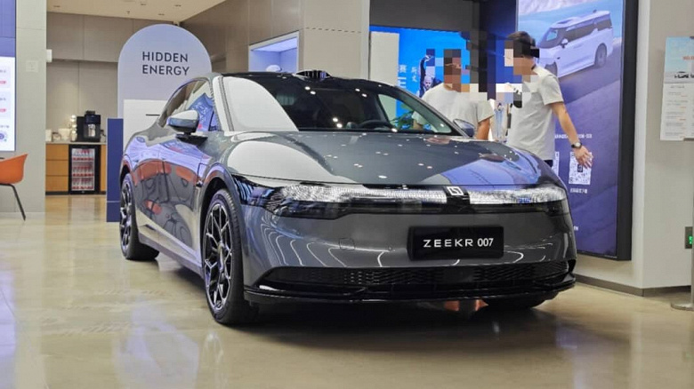 Первый седан Geely под брендом Zeekr, который уже стал хитом, показали без экрана Zeekr Stargate, в базовом исполнении