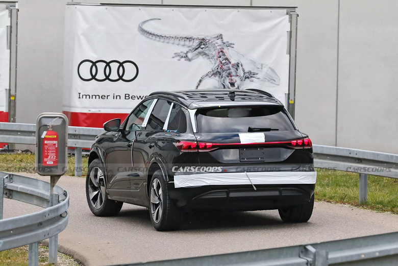 Это Audi Q6 e-tron 2025. Три разных автомобиля показали вживую