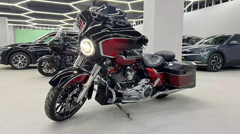 В России выставили на продажу несколько эксклюзивных мотоциклов: Harley-Davidson CVO Street Glide за 5,1 млн рублей, Brabus 1300 R — за 5,5 млн рублей