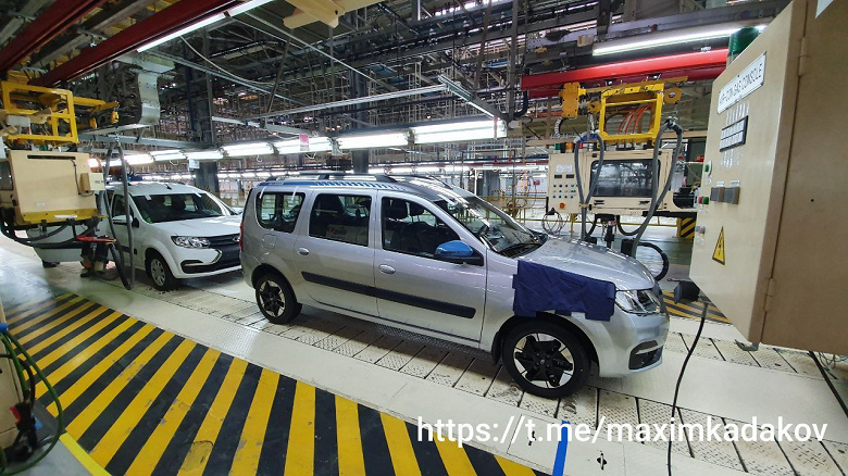 АвтоВАЗ начал сборку пассажирских Lada Largus