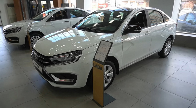 Lada Vesta в минимальной и максимальной комплектациях сравнили на видео. Такие машины у дилера продаются бок о бок, но перепутать их сложно