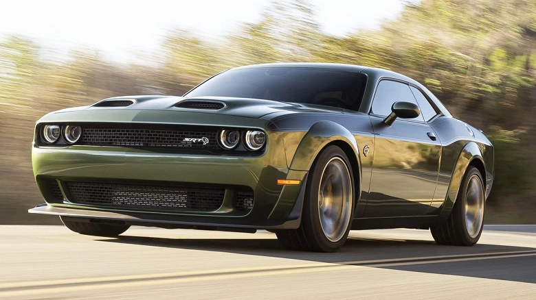 Dodge распродаёт в США свои культовые спорткары Challenger и Charger со скидками 10 долларов за лошадиную силу. Сэкономить можно до 7850 долларов