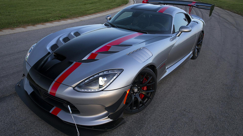 Мертвый, но живой. В 2023 году Dodge продал два спорткара Dodge Viper – машины, которую сняли с производства в 2017 году