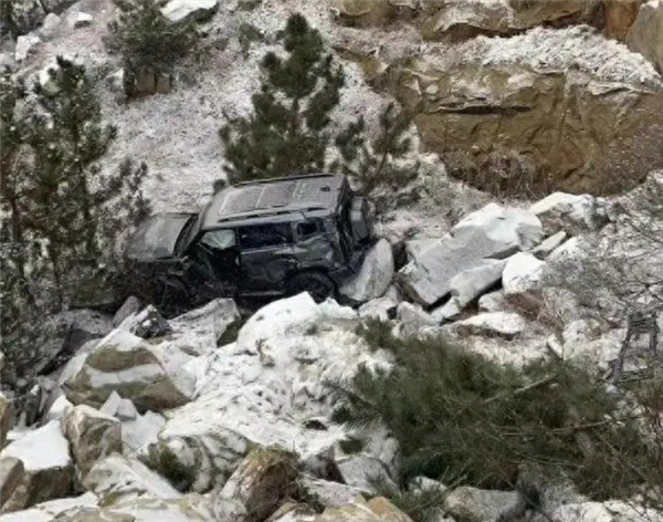 А говорят, китайские машины нежные. Chery Traveler свалился в пропасть, но кузов не получил критической деформации