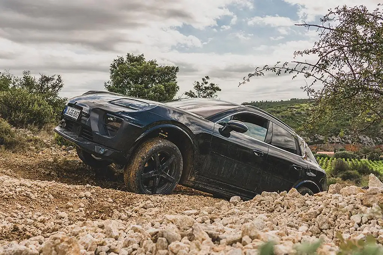 Это новейший Porsche Macan. Автомобиль жёстко тестируют на бездорожье до анонса