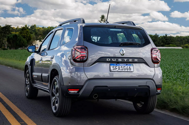 Renault неожиданно обновила кроссовер Duster второго поколения, который выпускали и в России. У него 6 подушек безопасности в базе и беспроводная зарядка для смартфона