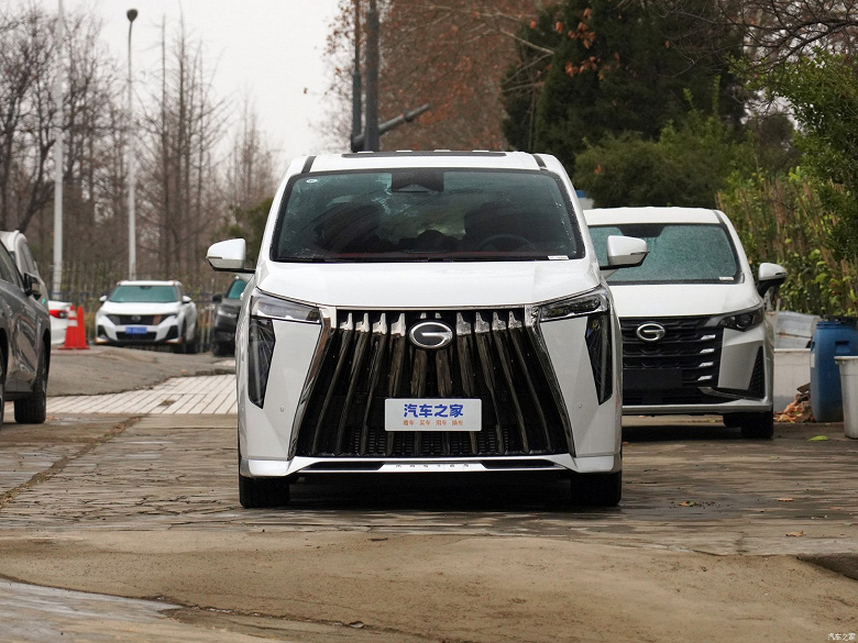 Заменитель Toyota Alphard — не менее комфортный, но в три раза дешевле. Представлен GAC Trumpchi M8 Grandmaster Pioneer Edition: 251 л.с. и 8-ступенчатый «автомат»