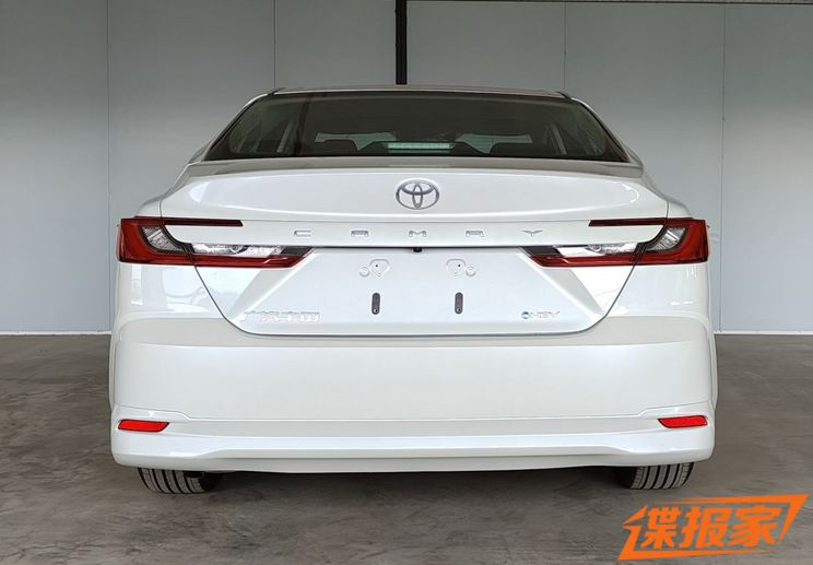 Это двухмоторная версия Toyota Camry 2.5L. Появились живые фото