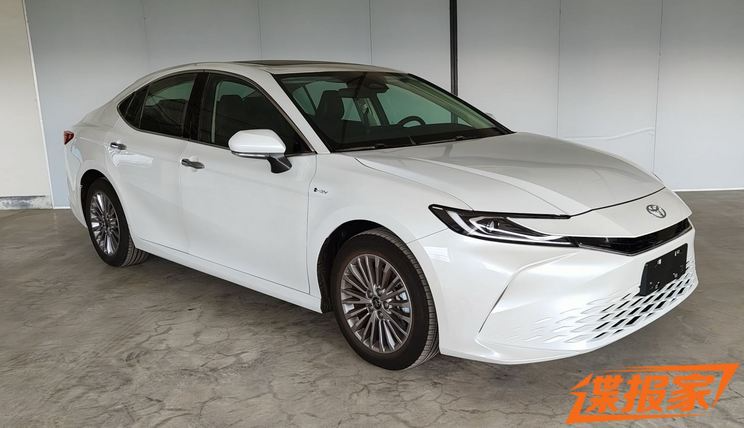 Это двухмоторная версия Toyota Camry 2.5L. Появились живые фото