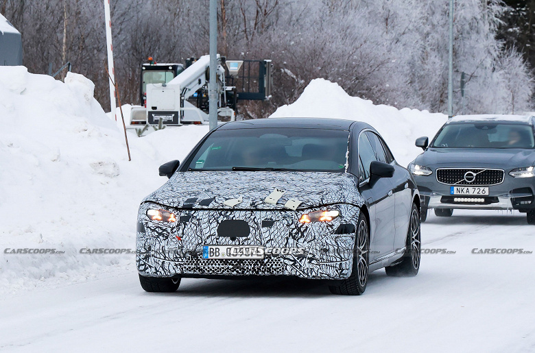 Mercedes извлекла урок из ситуации, которая вынудила её снизить цену на EQS на целых $33 000. Появились фото новой модели, в которой будут более удобные сиденья