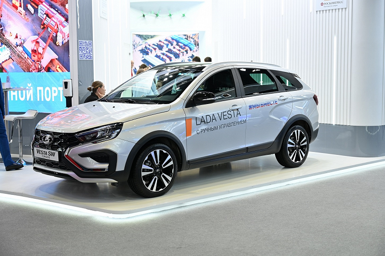 АвтоВАЗ представил новую Lada Vesta с ручным управлением