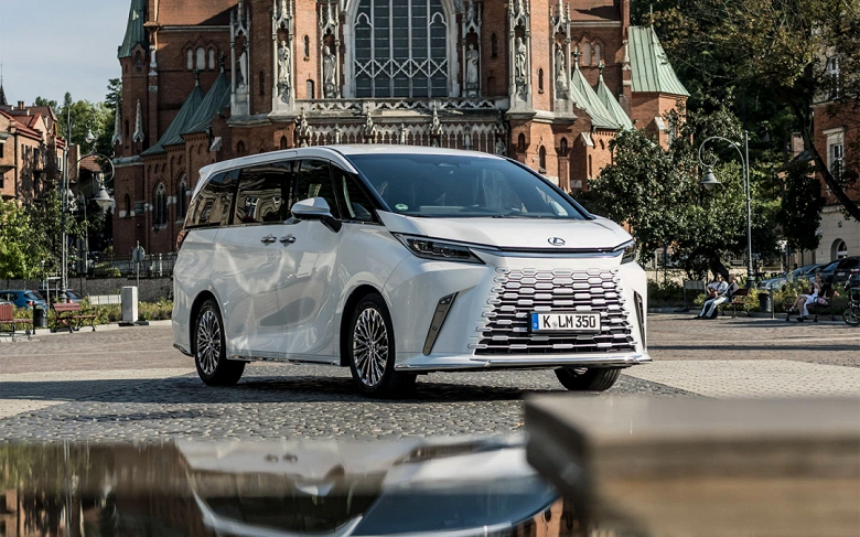 Первый в истории минивэн Lexus на базе Toyota Alphard снова привезли в России: сколько сегодня просят за Lexus LM