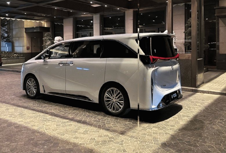 Увеличенная альтернатива Toyota Alphard с очень быстрой зарядкой, четырьмя экранами и запасом хода 762 км. Минивэн Hycan V09 поступает в продажу в Китае