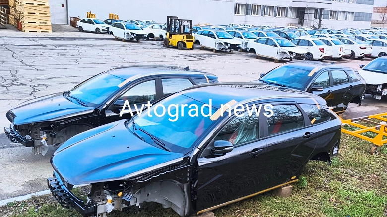 Самую мощную Lada Vesta в практичном кузове показали вживую. Машинам сильно не хватает деталей