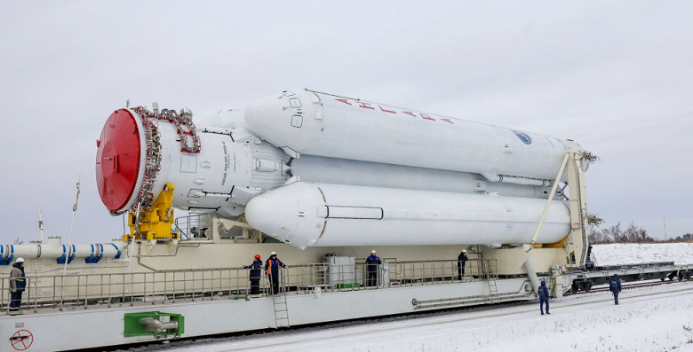 «Ангару-НЖ» вывезли на стартовый комплекс Восточного и установили на пусковой стол