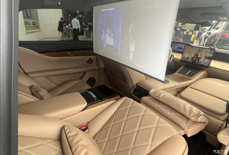 Роскошь Mercedes-Maybach по цене Mercedes-Benz E-класса: живые фото люксового седана Stelato S9 от Huawei