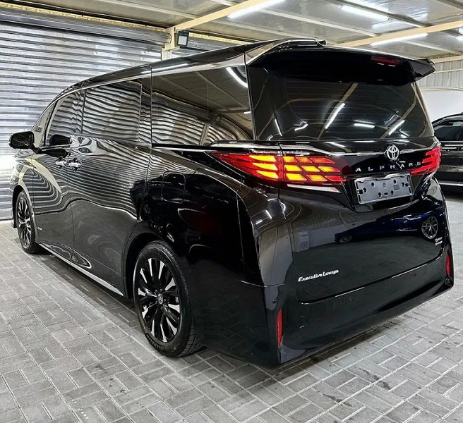 В Россию приехали минивэны Toyota Alphard 2024 — их поставляют из Южной Кореи