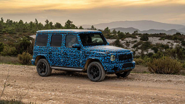 Новейший Mercedes «Гелендваген» в деле: танковый разворот и другие трюки показали в большом видеоролике