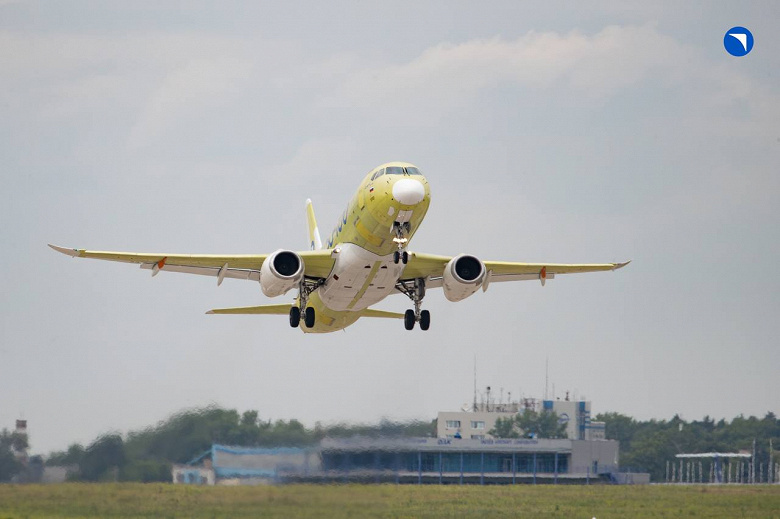 Разбился другой самолёт: новый импортозамещенный Superjet завершил испытательный полёт и приземлился в Раменском