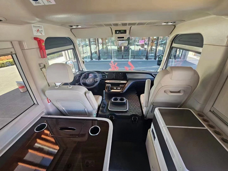 Китайцы уже научились создавать клоны Toyota Alphard, а сейчас появился клон Toyota Coaster