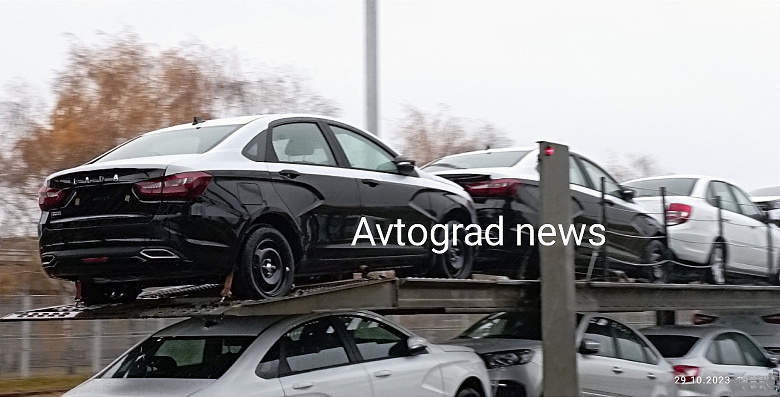 АвтоВАЗ начал отгружать Lada Vesta в новом цвете