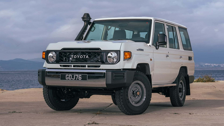 Toyota представила обновленный 10-местный Land Cruiser 70, который нельзя купить. Он получил классический «автомат» и новый дизельный мотор