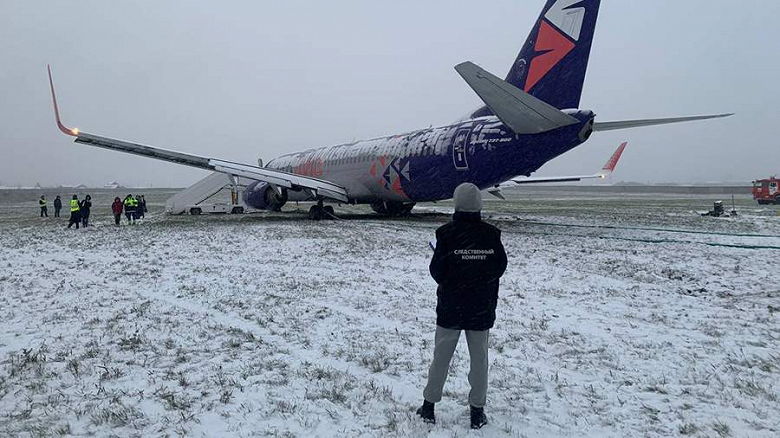 Boeing 737 в России снова «отличился». Борт авиакомпании Smartavia выкатился за пределы взлётно-посадочной полосы