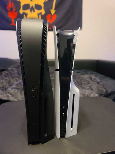 В Сети появились первые живые фото PlayStation 5 Slim. В том числе в сравнении с оригинальной версией консоли