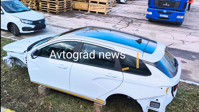 Самую мощную Lada Vesta в практичном кузове показали вживую. Машинам сильно не хватает деталей