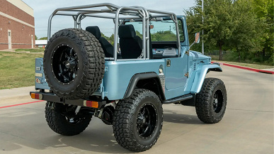 Классический Toyota Land Cruiser FJ40 оснастили 5,7-литровым V8 от Chevrolet, дисковыми тормозами, гидроусилителем и новым салоном, а теперь продают за 10 тыс. долларов