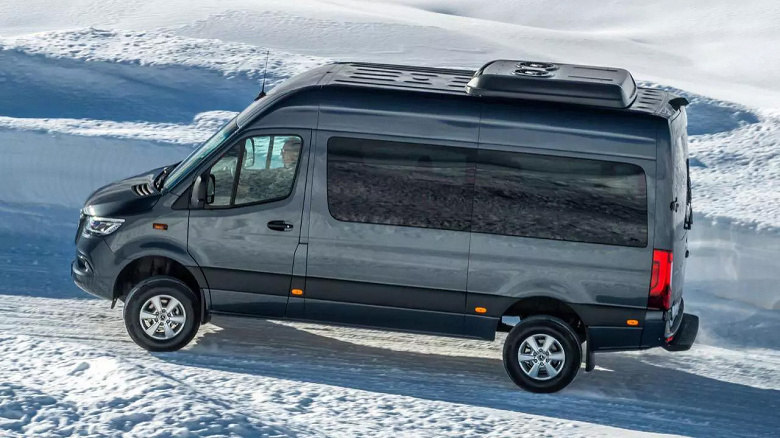 В России продают роскошный Mercedes-Benz Sprinter. У него полный привод, пневмоподвеска, 6 комфортных кресел, холодильник и мини-бар