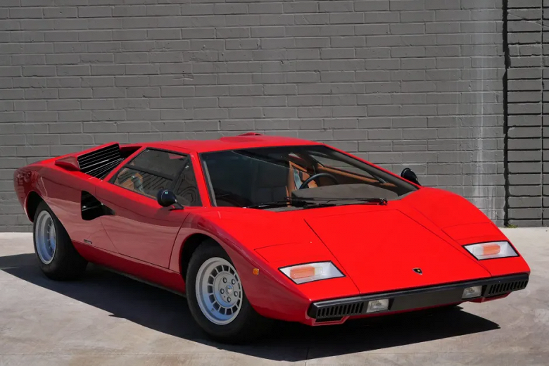 Очень редкий Lamborghini Countach LP400 с перископоподобной системой, принадлежавший Роду Стюарту, выставили на продажу