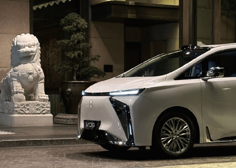 Увеличенная альтернатива Toyota Alphard с очень быстрой зарядкой, четырьмя экранами и запасом хода 762 км. Минивэн Hycan V09 поступает в продажу в Китае