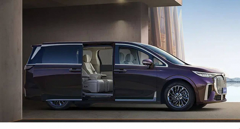 Роскошный аналог Toyota Alphard с мощностью 570 л.с., полутораметровым экраном в салоне и запасом хода 1231 км. Представлен Voyah Dreamer 2024