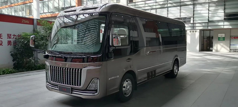 Китайцы уже научились создавать клоны Toyota Alphard, а сейчас появился клон Toyota Coaster